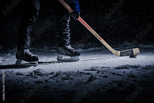 Zdjęcie XXL Kij hokejowy i krążek na lodowisku