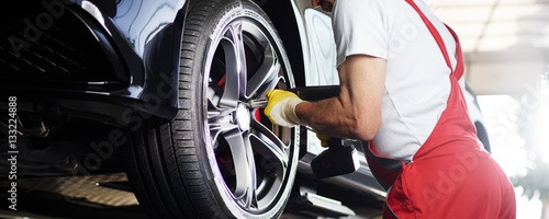 Cuadros en Lienzo To fit a tyre with impact screwdriver
