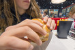 © Image'in - un hamburger en repas