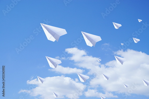 青空に飛ぶたくさんの紙飛行機 Stock Photo Adobe Stock 青空に飛ぶたくさんの紙飛行機 Stock Photo Adobe Stock