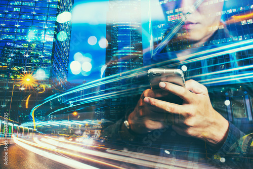 Fotomural Double exposure of businessman using the Smart phone