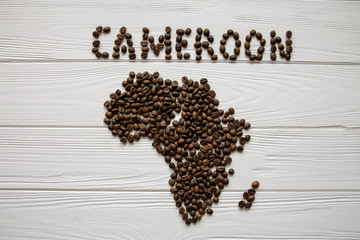  Mapa Kamerunu z palonych ziaren kawy na białym drewnianym teksturowanej tle