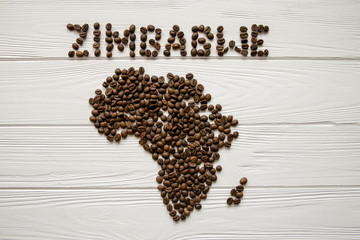  Mapa Afryki z palonych ziaren kawy na białym tle drewniane teksturowanej z miejsca na tekst