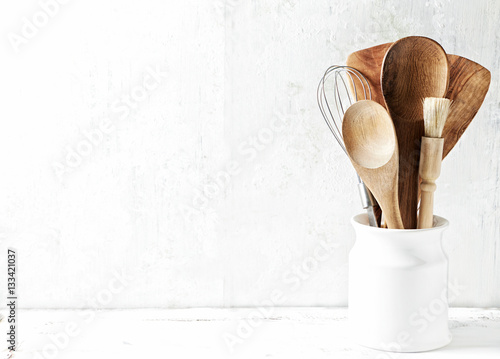 Fotografía Assorted cooking utensils in a ceramic dish