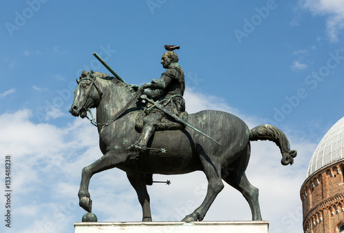Fotomural Equestrian statue of Gattamelata in Padua, Italy