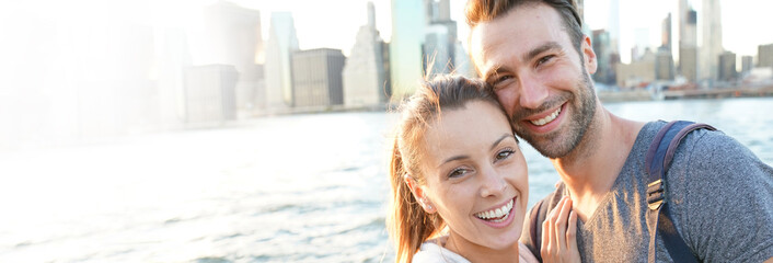 Wall Mural - In love couple enjoying sunset on Brooklyn heights, NYC