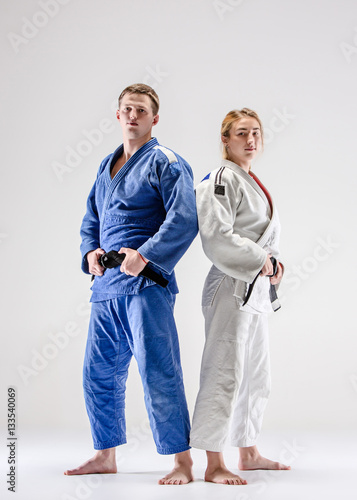 Dekoracja na wymiar  dwaj-wojownicy-judokow-pozuja-na-szaro