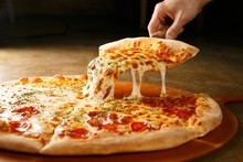 Photo of a pizza hi-res stock photography and images - Page 26 - Alamy