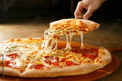 Fotomural pepperoni pizza on wooden board