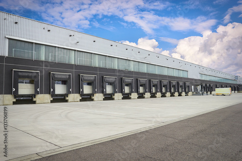 Fotografía dock cargo doors at big warehouse