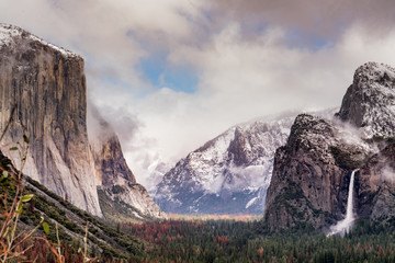 Wall Mural - Tunnel View after a winter storm cleared in Yoemite National Park