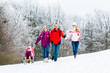 Familie mit Kindern im Schnee bei Winter Spaziergang 