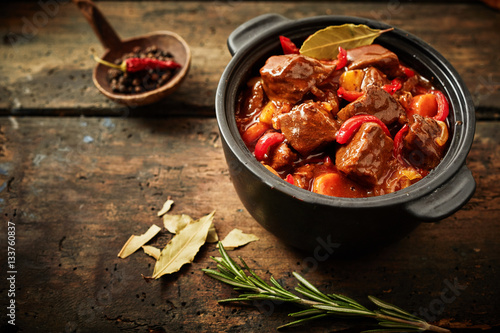 Fotografía Pot of hungarian goulash