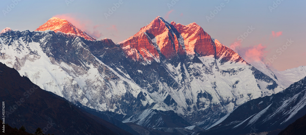 Panoramic view of Nepalese Himalayas in Solukhumbu District (Sagarmatha National Park) at sunset: Nuptse peaks, Everest, Lhotse  - obrazy, fototapety, plakaty 