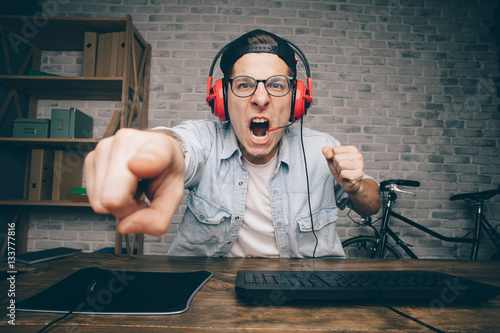 фотографія Young man playing game at home and streaming playthrough or walkthrough video