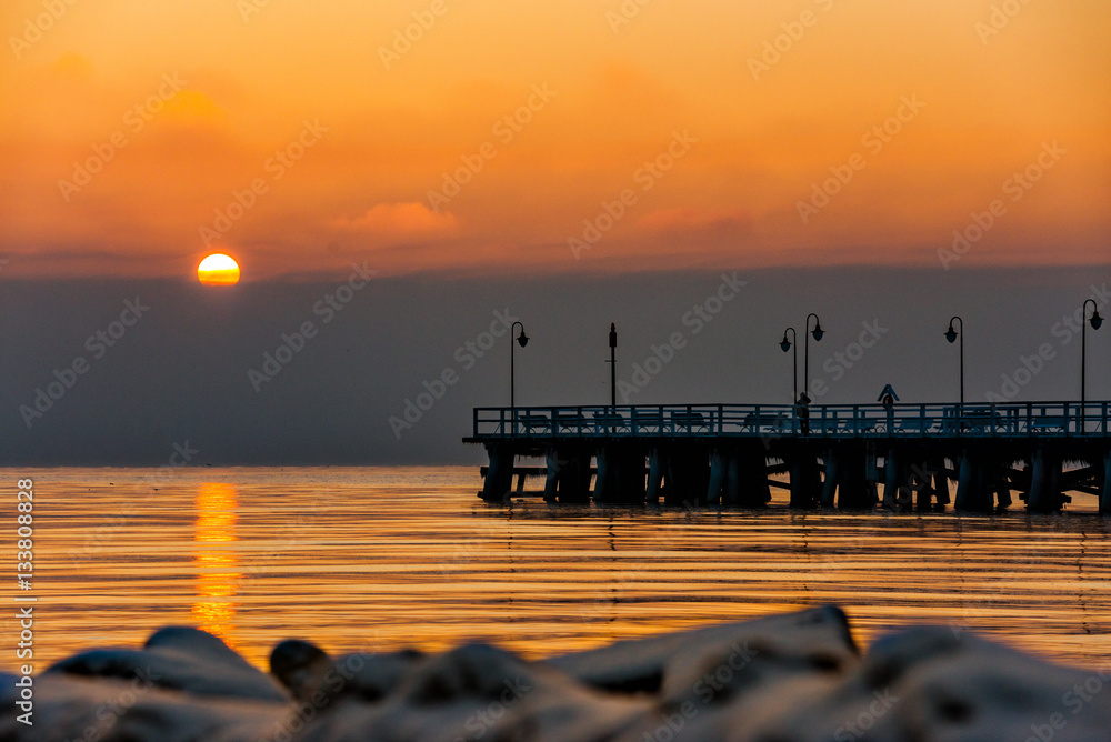 Wschód słońca w Gdyni Orlowie z widokiem na molo - obrazy, fototapety, plakaty 