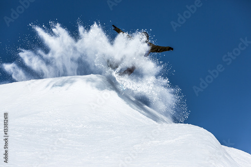 Plakat Snowboardzista w chmurze śniegu