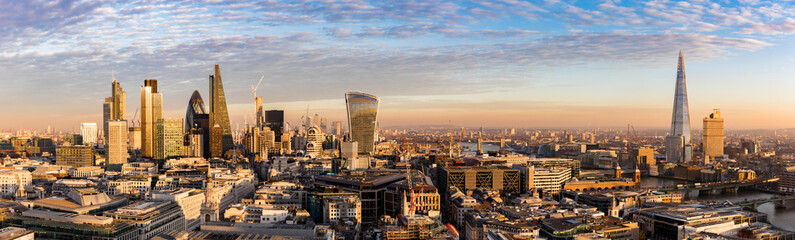 Fototapete - Sonnenuntergang hinter der neuen Skyline von London