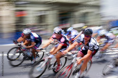 Plakat Konkurowanie rowerzystów w wyścigu kolarskim.