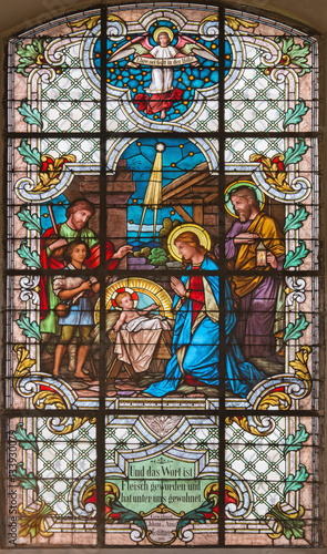 Naklejka - mata magnetyczna na lodówkę VIENNA, AUSTRIA - DECEMBER 19, 2016: The Nativity scene on the stained glass of church Mariahilfer Kirche by prof. Rudolf Geyling (1897) in workroom Carl Geylings Erben.