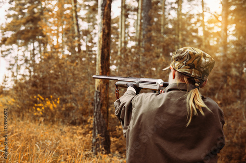 Fotografia Autumn hunting season. Woman hunter with a gun.