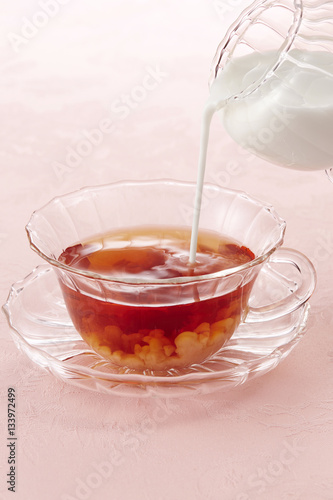 紅茶にミルクを注ぐ ミルクティー Stock Photo Adobe Stock