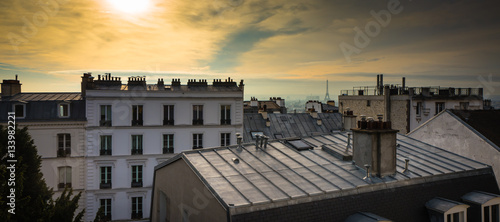 Cuadros en Lienzo Paris rooftop from the top of Montmartre, with the Eiffel Tower in the backgroun