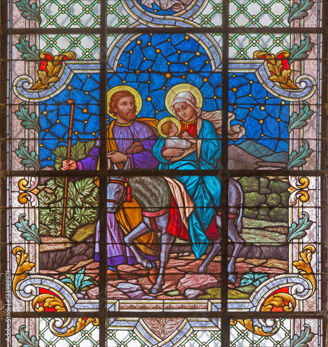 Naklejka dekoracyjna VIENNA, AUSTRIA - DECEMBER 19, 2016: The Flight to Egypt scene on the stained glass of church St. Laurenz (Schottenfelder Kirche) by prof. Rudolf Geyling (1897) in workroom Carl Geylings Erben.