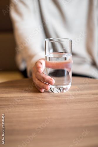 水の入ったコップを持つ女性 Stock Photo Adobe Stock