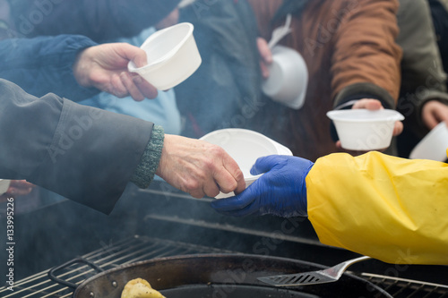 Cuadros en Lienzo Warm food for the poor and homeless