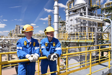 Wall Mural - Arbeiter in einer Erölraffinerie // workers in a petroleum refinery