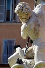Statue Avec Diapason Visant Un Pigeon