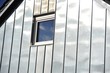 canvas print picture - Moderner Haus-Giebel mit Stahl verkleidet