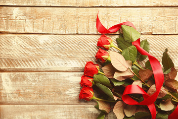 Poster - Bouquet of beautiful red roses on wooden background