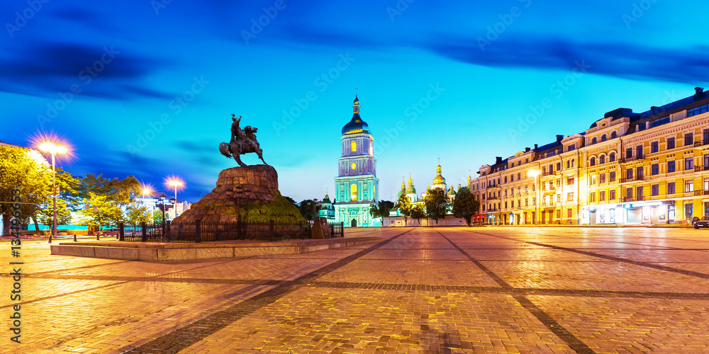 Obraz na płótnie Evening scenery of Sofia Square in Kyiv, Ukraine w salonie