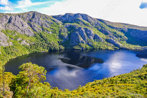Fotografia, Obraz Spectacular view over glacial lake and rugged mountains at Cradle Mt - Lake St C