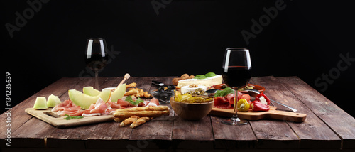 Foto-Schmutzfangmatte - Italian antipasti wine snacks set. Cheese variety, Mediterranean (von beats_)