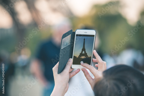 Fotografia Man taking Smartphone Photo of Tour Eiffel - Paris