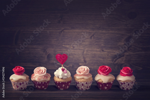 Foto-Schmutzfangmatte - Small cupcakes with roses in a row (von Elena Schweitzer)