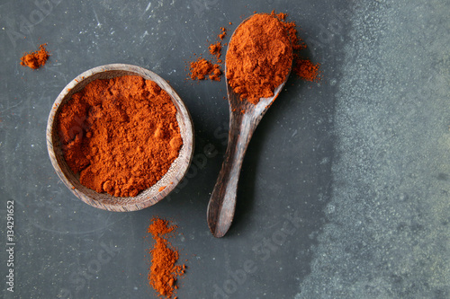 Fotografía Grounded red paprika (chili powder) in a bowl