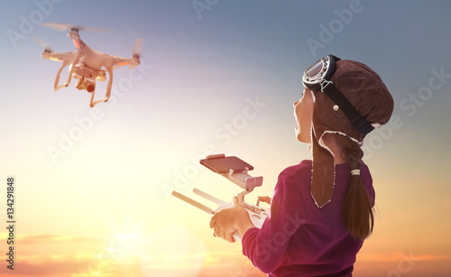 dziecko-z-dronem-i-czapce-pilota-oswietlone-promieniami-slonca