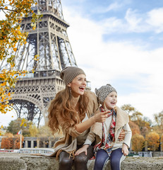 Wall Mural - mother and daughter on embankmen in Paris pointing on something