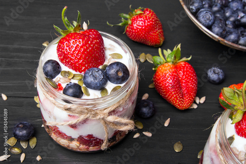 pyszny-deser-jogurt-z-truskawkami-i-jagodami-w-sloiczku