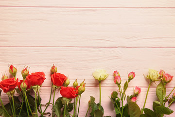 Poster - Bouquet of beautiful red roses on wooden background