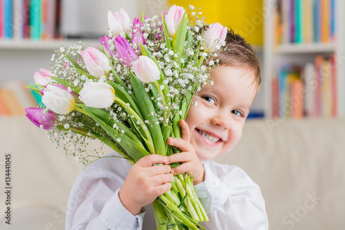 Plakat Chłopiec z tulipanowym bukietem dla matka dnia