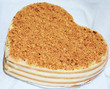 © Liubov - Торт в форме сердца на белой скатерти/Cake in the shape of a heart on a white tablecloth