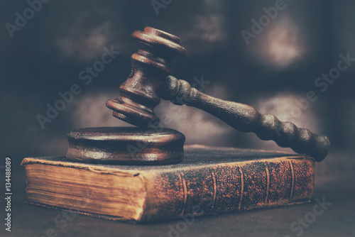 Cuadros en Lienzo Law gavel on old brown leather book