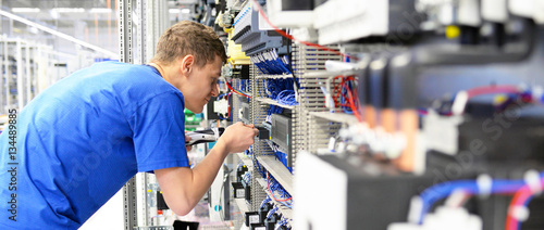 Cuadros en Lienzo Elektroniker montiert Anlage in einer Maschinenbaufabrik