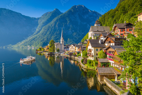 Cuadros en Lienzo Postcard view of Hallstatt in summer, Salzkammergut, Austria