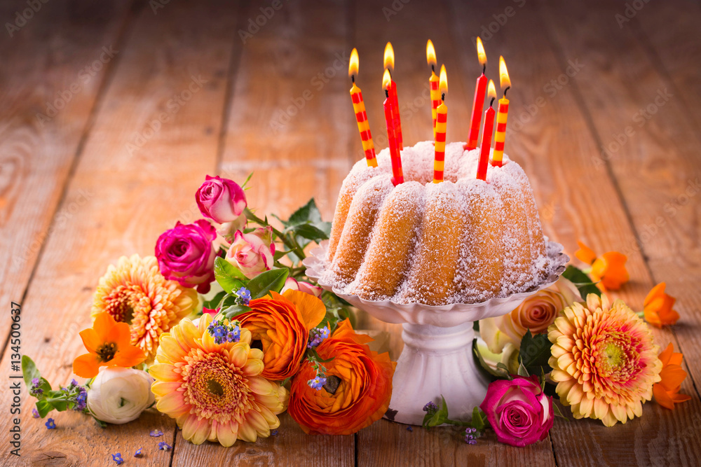 Geburtstagskuchen mit Kerzen und Blumen Stock Photo